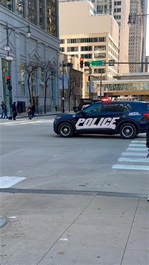 🚨 Insane Siren Echo in Downtown Chicago !