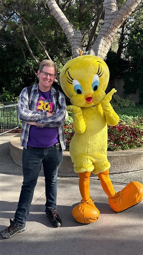 Tweety from Looney Tune at Six Flags Magic Mountain 2026 #looneytunes #bugsbunny #spacejam #cartoon #warnerbros