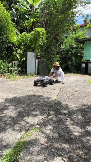 @LePecheurFou 974 il pêche des gros poissons… mais pas les grosses voitures 😭 🤣 #974🇷🇪🇷🇪 #johan