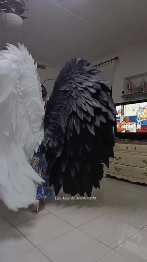 Nuestro cliente de CDMX nos pidio unas las de angel, mitad blanca, mitad negra y este fue el resultado #alas #angel #wings #angels #Cosplay