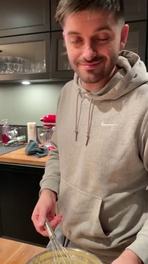 [ GAËTAN FAIT UN GÂTEAU AU TAOIRT ] Je vous avais promis cette vidéo « hors série » de mon chéri qui nous fait le plus facile des gâteaux … mais quand il est en cuisine ça ne se passe jamais comme prévu 😅 Mesdames cette vdei devrait motiver vos hommes à vous préparer un petit cake pour le dessert 😜 #recette #patisserie #gateau | Cook&Record