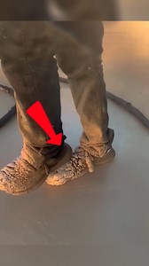 Así es la espuma expansiva el material que puede dejarte pegado #construcción #DatoImpactante #espumaexpansiva #trabajopeligroso #IngenieríaModerna | Gran Dato Curioso