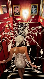 Le show l’Oiseau Paradis, une idée cadeau au cabaret ✨ 📍 Paradis Latin, 5e arrondissement, Paris 🎁 Si vous cherchez une idée cadeau qui sorte de l’ordinaire pour vos proches, nos bons cadeaux vous permettent de leur offrir des places pour le show ainsi qu’un dîner-spectacle gastronomique 👉 (lien en bio) The opening of the show L’Oiseau Paradis at the cabaret ✨ 📍 Paradis Latin, 5th arrondissement, Paris 🎁 Looking for a gift idea for your loved ones? Our gift vouchers let you offer them ticke