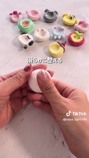 娘がどハマりして連日作り続けたのがコレ✨ 【ウォーリーストーン】 真ん中のくぼみを指でくるくるなぞるだけで、 不安や緊張を和らげる効果があると言われているんだって☺️ 今回はダイソーの樹脂粘土で作ってみたよ♪ 手のひらサイズだから持ち歩きにも◎ ツルツルの触り心地が気持ちよくて、 気づいたらずっと触っちゃう😂💕 親子で夢中になれる簡単工作だから、 ぜひ作ってみてね✨ みんなならどんなデザインにする？🎨 「作ってみたい！」 「こんなの作りたい！」 をコメントで教えてね👇💬 保存して週末工作の参考にしてね📌 #小学生工作 #ウォーリーストーン @#ちいかわ