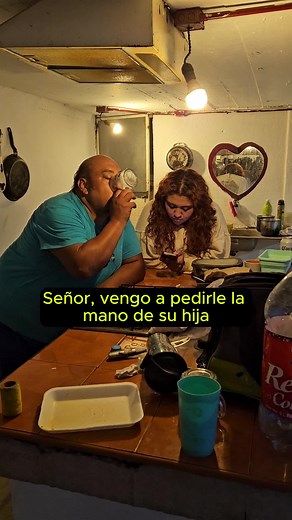 La mano de su hija... 🤣 #comedia #chiste @pakitoquetzalcoat @mariana_apogel