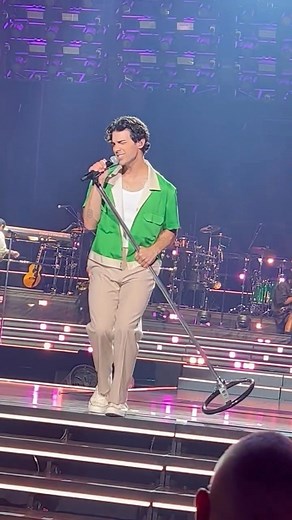 39K views · 376 reactions | @JonasBrothers performing “Vacation Eyes” at the PPG Paints Arena in Pittsburgh, PA tonight. (9.25.23) : socallusfreaks on TikTok #JoeJonas #NickJonas #KevinJonas #Jonas #JonasBrothers | Follow @jonasdailynews_ for more. | Jonas Brothers Daily News | Facebook