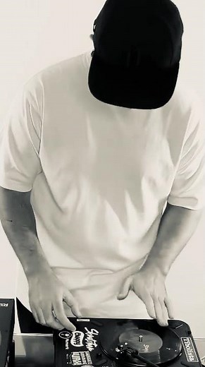 Scratching on NUMARK PT-01 Portable Turntable 🎚️🔥