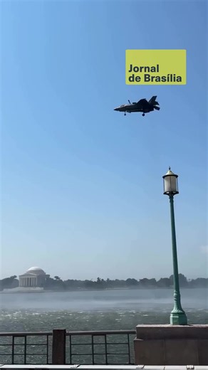 🛩️ Uma cena impressionante chamou a atenção de moradores e turistas no coração da capital dos Estados Unidos. Um caça de quinta geração F-35 Lightning II realizou uma demonstração de voo pairado sobre o famoso Tidal Basin, em Washington, D.C., posicionando-se exatamente em frente ao emblemático Memorial Jefferson. A manobra exibiu a impressionante capacidade de pouso vertical e voo estacionário (STOVL) da variante F-35B, desenvolvida para operar em espaços reduzidos, como navios de assalto anfí