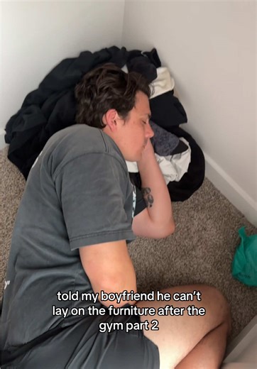 sleeping beauty 🥰🤴🏻 #couplecomedy #couplestiktok #relationshiphumor #relationshiprules #boyfriendrules