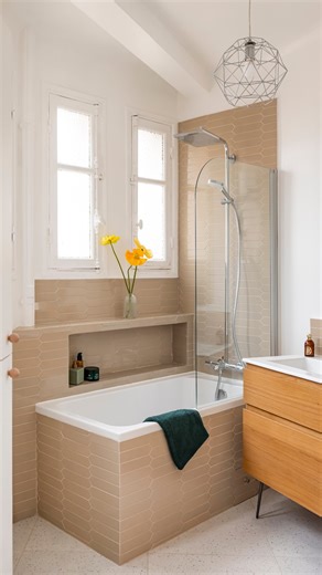 Anne | Atelier Garel | Archi d’interieur on Instagram: "Changer de perspective pour réaliser ses rêves ! C’est aussi ça le métier d’architecte. Apporter un autre regard, bien plus qu’une simple rénovation. Pour ce projet, avoir une salle de bain familiale avec baignoire, douche et ciel de pluie paraissait compromis au vu de la disposition de la pièce. Au lieu de faire une croix sur vos rêves, faites appel à une architecte d’intérieur. Vous rêvez de vous sentir mieux dans votre appartement ? Cont
