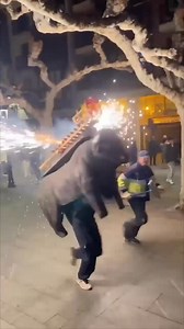 Navidad 2024/25 en Briviesca #Burgos Noche de Toro de Fuego en Briviesca Por Lc Diana #Burgosenelmundo te muestra #Burgospordescubrir un #BurgosDestinodeEnsueño en #BurgosTeEspera #BurgosParaiso | Burgos en el mundo