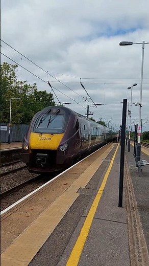 EMR Class 222 Flies through Leagrave (17th May 2025)