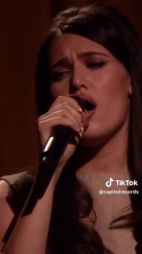 Sienna Spiro's Live Performance of 'Die On This Hill'