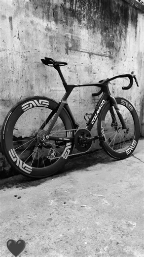 Y1RS: The SRAM vs. Shimano Road Bike Debate 🖤
