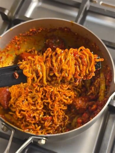 WARNING! 2.5x Spicier Buldak Challenge. First bite is pain, second bite is a cry for help... 🔥💀警告！25倍辛辣火鸡面挑战。第一口是痛，第二口是灵魂在求救……🔥💀 警告！25倍激辛ブルダック麺に挑戦。一口目は痛み、二口目は魂の叫び……🔥💀 #火鸡面挑战 #挑战极限 #25倍辣 #BuldakChallenge #SpicyNoodles #ExtremeHeat #ブルダック #激辛チャレンジ #限界突破大学生 #至福の時間 #ラーメン #food #dinner #おいしい #japan #reels #ramen #料理 #美食 #做饭 #Noodles #美味しい #life #spicy #shorts #wagyu #ramyeon #晚餐制作 #面