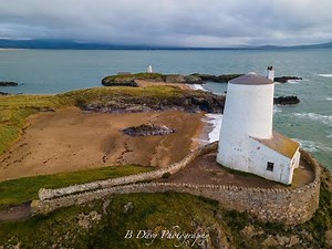 Newborough Beach & Ynys Llanddwyn Lighthouses - Anglesey, North Wales (4k UHD aerial)