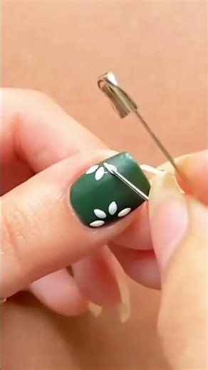 Simple Nail Paint With Flowers Pattern| Elegant #nailart #nailtrends2025