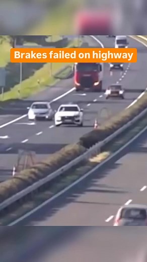 1.7M views · 5.8K reactions | #dashcam #cars #carsofinstagram #crash #crashtest #failvideo #fails #failure #truck #accident #unfall | Bestvideo | Facebook