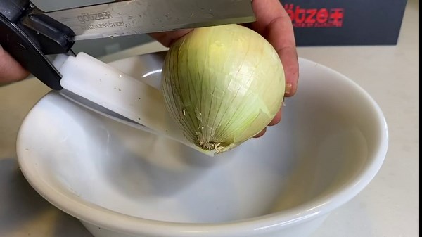 The götze 2-in-1 Knife Scissors Food Chopper, Food Scissors with Cutting Board Built-in-Use for Quick and Easy Cutting as Food Shears, Vegetable Slicer, Fruit Cutter