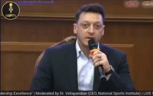 🚨 SCANDALE ARSENAL : OZIL BALANCE TOUTL’ancien joueur des Gunners Mesut Özil révèle que le club lui a fermé la porte après son post sur le génocide des Ouïghours.« Certaines choses sont plus importantes que le football ❤️ »Un joueur légendaire sacrifié pour avoir osé parler d’un crime contre l’humanité. Il aurait du se contenter de porter le brassard LGBTQ ça lui aurait évité tous ces problèmes
