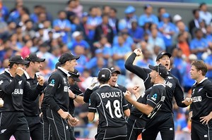 இந்தியாவை வீழ்த்தி இறுதிப் போட்டிக்கு முன்னேறியது நியூசிலாந்து