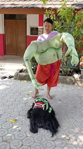 Viral dandan kostum buto ijo