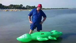 109K views · 225 shares | Urlaubsgrüße aus Italien PS: des Kroko is ma bledaweis beim Videodrehn obkaut. Folls irgndwem im Raum Mittelmeer des Ding zuagschwummen is - bitte melden. Mei Nochwuchs mocht mir deswegn die schwerstn Vorwürfe. | Petutschnig Hons aus Schlatzing | Facebook