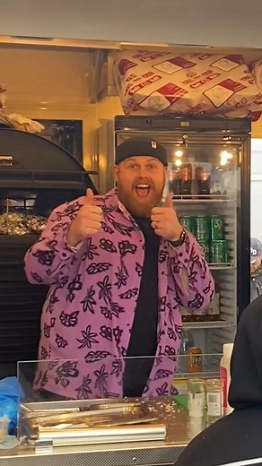 What an incredible day hanging out in Tamworth with Spudman!!! It's genuinely wonderful that him and his team have managed to create this amazing buzz in the community and online. Hands down the best baked potato I've ever eaten. Really honored to be a small part of their amazing journey. Huge thanks to everyone who came down to buy some spuds and watch me play a few tunes today. I'm absolutely buzzing!!! If ya liked my tunes I'll be up that way on tour in April, links in bio if ya fancy it 😘😘