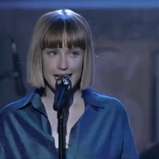 Sixpence None The Richer performing ‘kiss me’ in 2000