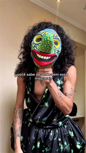 Inspirado no personagem Fofão, figura marcante do carnaval popular do Maranhão. O @Johrdam criou a máscara em papel machê e desenvolveu um look autoral com modelagem zero waste, explorando volume e movimento. Toda a construção foi feita com A overlock da Singer, que costura e já finaliza ao mesmo tempo, facilitando o processo e deixando o acabamento mais limpo. Pra quem ama criar, use o cupom JOHRDAM disponível no site da Singer.