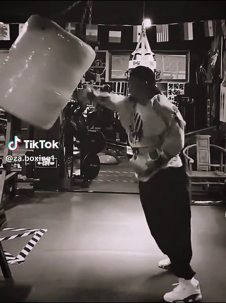 Chain Boxer Style: Viral Boxing Clips & Hits