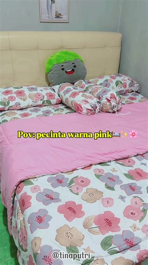 Stylish Pink Bed Cover for a Cozy Bedroom