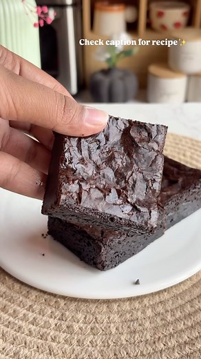 Krishna Jain✨| Content Creator🔪🛩️ on Instagram: "Comment “BROWNIES” or SHARE THIS REEL WITH ME for payment details🥰 Firstly Follow @savourydesserts ❤️ Then comment so that I can send the dm to you😉 *Good News, Good News, Good News!*🗞️ After selling *300+* eggless sponge recipe pdf I have launched my second recipe pdf and you can get your hands on it now!🥳 After a lot of trials and errors I have finally figured out the key to make perfect brownies a
