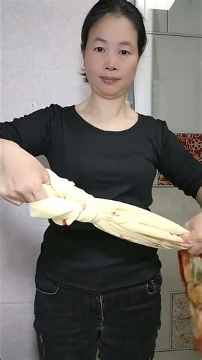 This scarf tying method is super easy! Incredibly practical! #ScarfOutfit