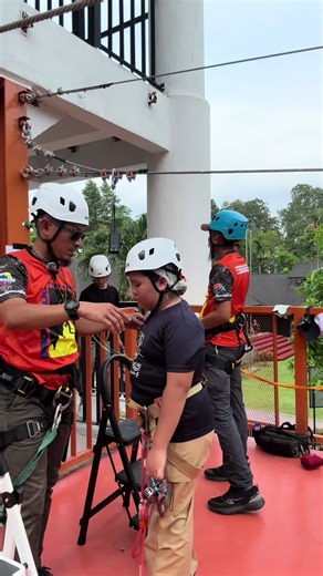 “Mula-mula takut… berdiri lama juga atas platform 😅 Tapi bila dah lepas, terus jadi berani! 💪 Kadang bukan tak boleh, cuma belum cuba je. Minggu depan, giliran siapa pula? 👀🔥” #zipline #hutanbandar #outdoorfun #adventuretime #majujohor