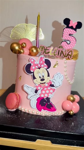 DeliceFood Halal on Instagram: "Gâteau Minnie Mouse réalisé pour fêter les 5 ans d’une adorable petite fille 🎉🎀 Un vrai plaisir de mettre un peu de magie et de gourmandise dans cette journée spéciale #Gâteau #CakeDesign #GateauAnniversaire #AnniversaireEnfant #GateauFille #CakeArt #Patisserie #PatisserieMaison #GateauSurMesure"