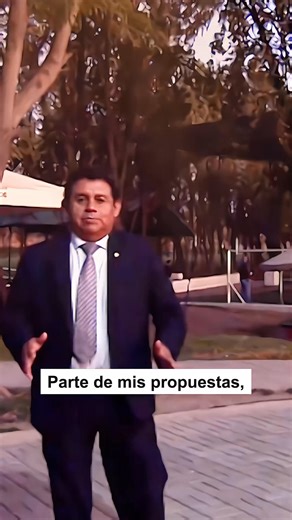 Estimados colegas: Mi nombre es Oswald Angel Galindo Valencia, de profesión abogado y contador público colegiado, actualmente culminando la carrera de Relaciones Industriales en la UNSA. Cuento con una segunda especialidad en Gerencia Pública y Gobernabilidad, dos maestrías, una en Docencia Universitaria y otra en Derecho Civil y Procesal Civil, así como un Doctorado en Derecho. A lo largo de más de 30 años de experiencia en el sector público, he tenido el honor de desempeñar altas gerencias, ad