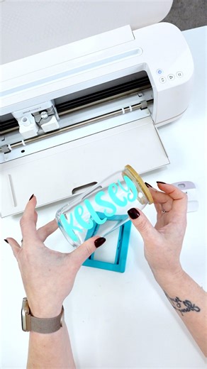 A true beginner vinyl decal tutorial using Cricut Design Space ✂️ Step 1: Grab a text box and type your name Step 2: Choose a font (you don’t need Cricut Access—free fonts work great) Step 3: Resize your design by dragging the corner or entering the size Step 4: Optional—change the color to match your vinyl Step 5: Make sure the operation is set to Basic Cut Step 6: Click Make and position the design on your mat Step 7: Select your vinyl material and keep pressure at default Step 8: Load your ma