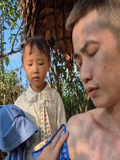 Little girl help him Bathing | EAM SRENG