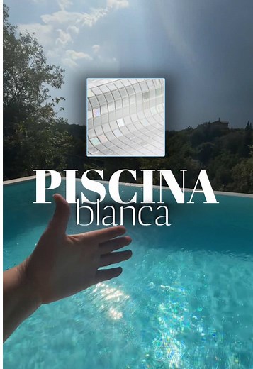 Por qué el agua de la piscina se ve azul