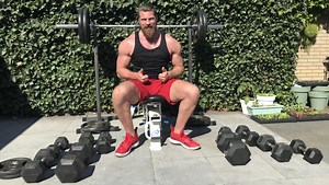 Acterende bodybuilder tovert tuin om tot sportschool: "In topvorm als audities weer beginnen"