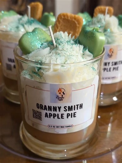ORDER LINK IN MY BIO 🕯😋 Indulge in the comforting aroma of a classic baked favorite with Granny Smith Apple Pie, part of our irresistible Candle Bakery Collection 🍏🥧. This candle blends the crisp, tart scent of fresh Granny Smith apples with warm, buttery cookie pie crust for a true-to-life bakery experience that fills your space with cozy sweetness. #luxurycandles #candlebakery #dessertcandles #soywaxcandles #candleshop