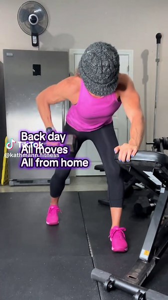 Watching the moves helps… but learning to apply them? That’s where the results are. 1:1 coaching now open to bridge the gap between “I saw it” and “I can do it.” 🎁 Holiday Special: One live 1-hour session 30 days of personalized feedback. DM “INFO” to claim your spot! #fitness #fitnesstips #fitnessmotivation