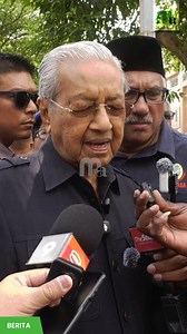 579K views · 19K reactions | Bekas Perdana Menteri, Tun Dr Mahathir Mohamad membuat laporan polis terhadap Perdana Menteri, Datuk Seri Anwar Ibrahim pada Selasa susulan dakwaan Perjanjian Perdagangan Timbal Balas (ART) dimeterai dengan Amerika Syarikat (AS) baru-baru ini ditandatangani tanpa melalui prosedur sah. #majoriti #tunmahathirmohamad #perjanjianART #AnwarIbrahim | Majoriti | Facebook