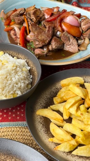 Lucero Vilchez Chef on Instagram: "Me perdonan pero esta es otra receta sin grabar muy pro🙈 Estaba muy antojada de lomo saltado y aproveché a grabar mientras cocinaba, solo les digo que aquí solo quedaron platos vacíos, conversaciones bonitas y recuerdos de un sábado bonito 😍 Aquí les dejo la receta completa y me encantaría que me dejes un ❤️ LOMO SALTADO Ingredientes: (6 px) 600 gr de Solomito 2 cebollas rojas cortadas en julianas gruesas 2 ajíes amarillos en julianas finas 2 tomates medianos