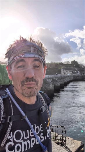 JOUR 10 : L'AVENTURE COMPOSTELLE Caminho Da Costa (par la côte Atlantique) Secteur: Português Aujourd’hui 17km : Total 207km Redondela à Pontevedra AM: Soleil et nauges 11 degrés. PM: Soleil et nuages 12 degrés De Redondela à Pontevedra, marcher du silence vers la clarté 🌙➡️🌞 🌒 Le privilège de partir dans la nuit Un départ qu’on pourrait qualifier de tardif… et pourtant, encore une fois, la nuit était bien là. Pendant près d’une heure, je marche dans l’obscurité, guidé par les lampadaires des