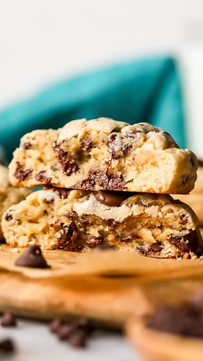 These HUGE, thick chocolate chip cookies are the kind you’d find front and center in a bakery case. My recipe takes just 15 minutes to prep before chilling and yields an incredible, gourmet chocolate chip cookie. Find the recipe here (clickable link in bio): https://sugarspunrun.com/thick-chocolate-chip-cookies/ #chocolatechipcookies #bakerystyle #cookies #cookiesofinstagram #madefromscratch #sweets #recipeoftheday @thefeedfeed | Sugar Spun Run