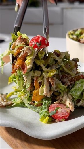 A new caesar salad staple ! Recipe below ⬇️ Ingredients: 2 chicken breasts, cooked and shredded 200g cooked pasta 1 tsp salt 1 /2 tsp smoked paprika 1/2 tsp dried parsley 2 tbsp olive oil For the dressing: 2 tbsp mayo 4 finest anchovy fillets 1 tsp worcestershire sauce 100g parmesan, grated Black pepper Juice half a lemon 1 clove garlic grated 1 handful cherry tomatoes, halved 1 shallot, diced 4 rashers streaky bacon, cooked and diced 1 romaine lettuce, sliced 30g parsley fresh, chopped 1. Add c