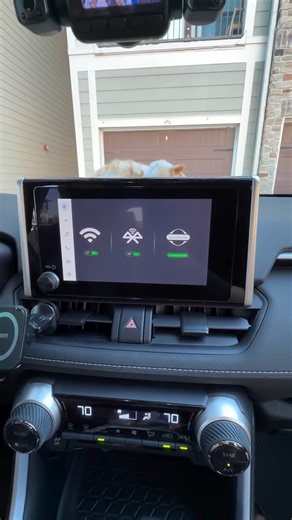 𝗣𝗘𝗥𝗟𝗨𝗔 / 𝗖𝗢𝗡𝗧𝗘𝗡𝗧 𝗖𝗥𝗘𝗔𝗧𝗢𝗥🇺🇸 | My new favorite gadget 💚 This Wireless CarPlay Adapter lets me connect my iPhone to my car completely wirelessly — no more messy cables!... | Instagram