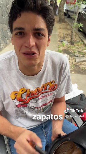 Cómo bolear zapatos con grasa paso a paso